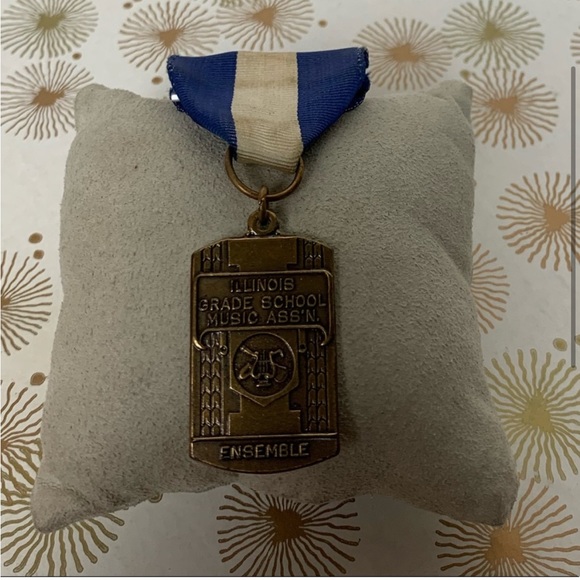 Vintage Chicago Illinois music school badge medal pin - Picture 3 of 5
